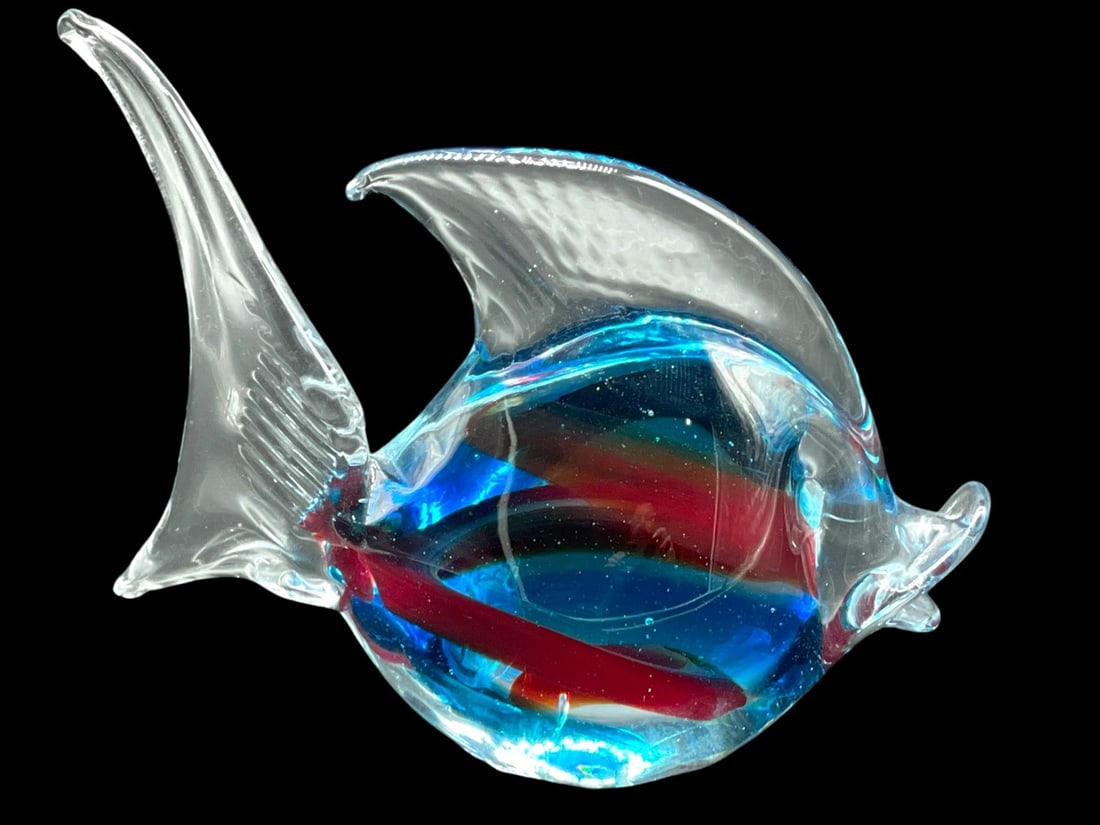 MURANO STYLE ANGELFISH ART GLASS SCULPTURE 4": MURANO STYLE ANGELFISH ART GLASS SCULPTURE -6" H APPROX -VERY GOOD PRE OWNED CONDITION -DP11624 ***Please note that due to limited storage space, all items must be picked up within 14 days of the auct