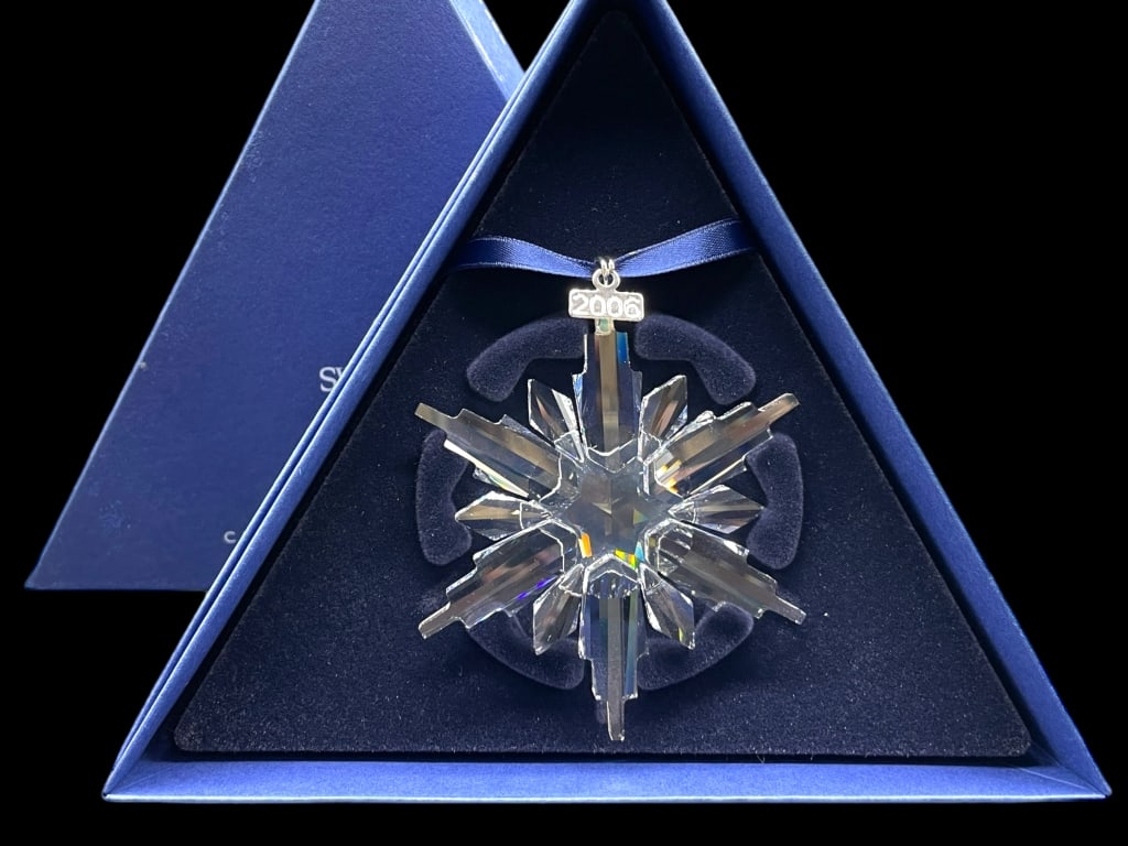 NIB SWAROVSKI CRYSTAL 2006 SNOWFLAKE ORNAMENT: NIB SWAROVSKI CRYSTAL 2006 SNOWFLAKE ORNAMENT -NEW! NIB -2006 DATED SNOWFLAKE ORNAMENT -APPROX 3" TALL -JA 110724 #9 ***Please note that due to limited storage space, all items must be picked up withi