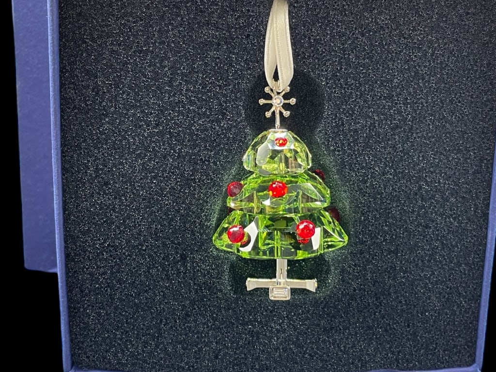 NIB SWAROVSKI CRYSTAL CHRISTMAS TREE ORNAMENT (1 of 4)