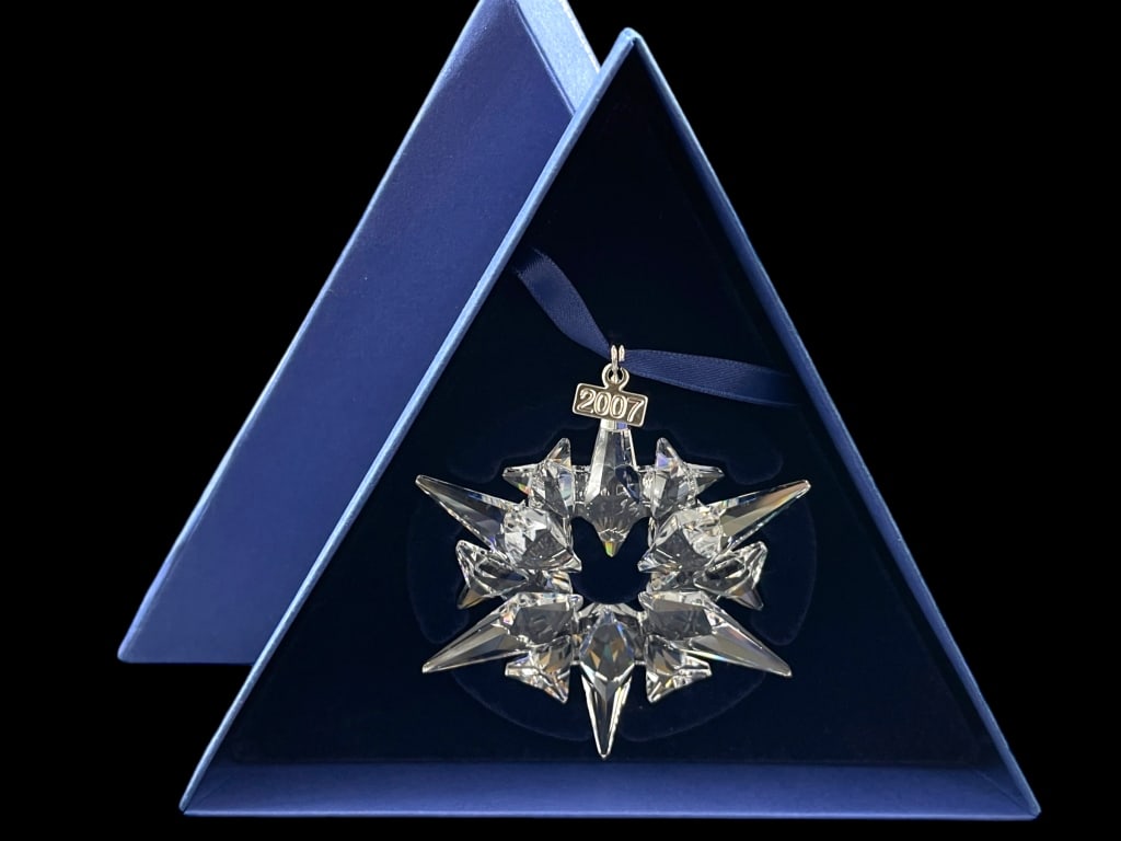 NIB SWAROVSKI CRYSTAL 2007 SNOWFLAKE ORNAMENT: NIB SWAROVSKI CRYSTAL 2007 SNOWFLAKE ORNAMENT -NEW! NIB -2007 DATED SNOWFLAKE ORNAMENT -APPORX 3" LONG -ORIGINAL RETAIL $70 -JA 110724 #9 ***Please note that due to limited storage space, all items mu
