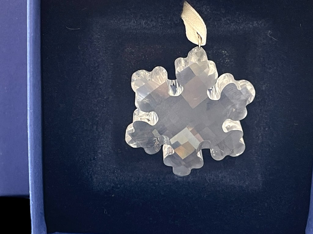 NIB SWAROVSKI CRYSTAL SAMANTA THE SNOWFLAKE ORNMT: NIB SWAROVSKI CRYSTAL SAMANTA THE SNOWFLAKE ORNAMENT -NEW! NIB -SAMANTA THE SNOWFLAKE ORNAMENT -APPROX 1 1/4" TALL -ORIGINAL RETAIL $40 -JA 110724 #10 ***Please note that due to limited storage space,