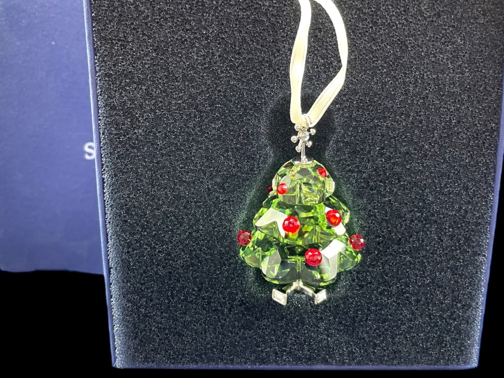 NIB SWAROVSKI CRYSTAL CHRISTMAS TREE ORNAMENT (1 of 4)