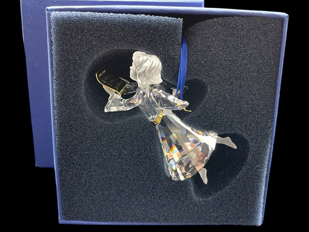 NIB SWAROVSKI CRYSTAL ANGEL ORNAMENT 2007: NIB SWAROVSKI CRYSTAL ANGEL ORNAMENT ANNUAL EDITION 2007 -NEW! NIB -ANGEL ORNAMENT ANNUAL EDITION 2007 -APPROX 3" LONG -ORIGINAL RETAIL $110 -JA 110724 #9 ***Please note that due to limited storage sp