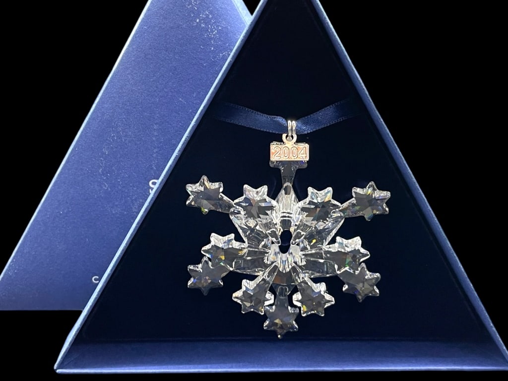 NIB SWAROVSKI CRYSTAL 2004 SNOWFLAKE ORNAMENT (1 of 4)