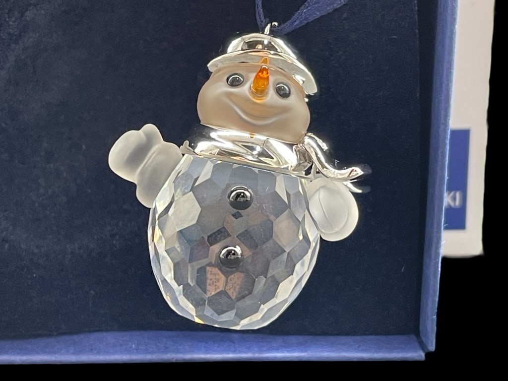 NIB SWAROVSKI CRYSTAL SNOWMAN RHODIUM ORNAMENT: NIB SWAROVSKI CRYSTAL SNOWMAN RHODIUM ORNAMENT -NEW! NIB -SNOWMAN RHODIUM -APPROX 1.5" TALL -JA 110724 #10 ***Please note that due to limited storage space, all items must be picked up within 14 days 