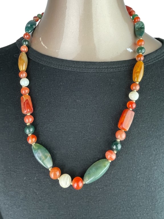 STONE BEADED NECKLACE GOLD VINTAGE: STONE BEADED NECKLACE GOLD VINTAGE -VERY GOOD PRE-OWNED -DROP LENGTH: 13" -DM92524