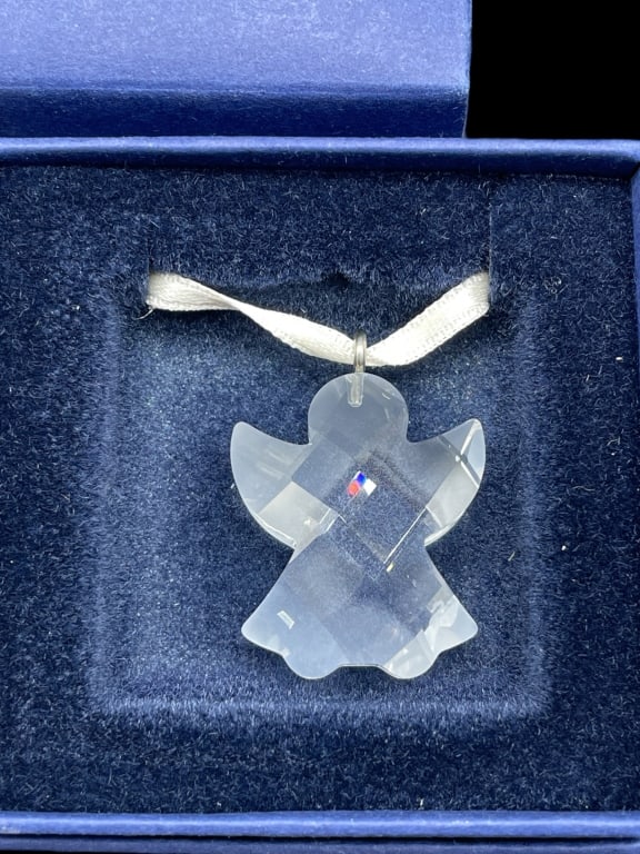 NIB SWAROVSKI CRYSTAL ANGEL ORNAMENT: NIB SWAROVSKI CRYSTAL ANGEL ORNAMENT -NEW! NIB -ANGEL ORNAMENT -APPROX 1" LONG -ORIGINAL RETAIL $19.50 -JA 110824 #10 ***Please note that due to limited storage space, all items must be picked up with