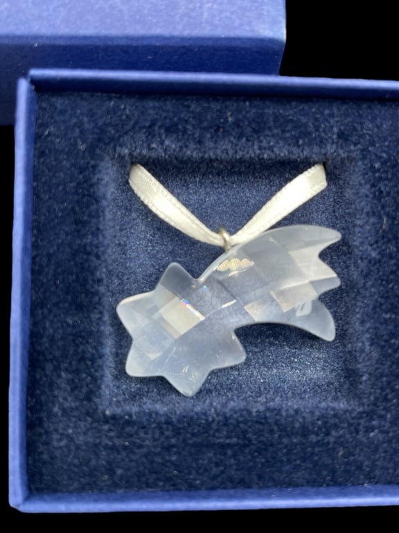 NIB SWAROVSKI CRYSTAL COMET ORNAMENT: NIB SWAROVSKI CRYSTAL COMET ORNAMENT -NEW! NIB -COMET ORNAMENT -APPROX 1.5" LONG -ORIGINAL RETAIL $19.50 -JA 110824 #10 ***Please note that due to limited storage space, all items must be picked up wi