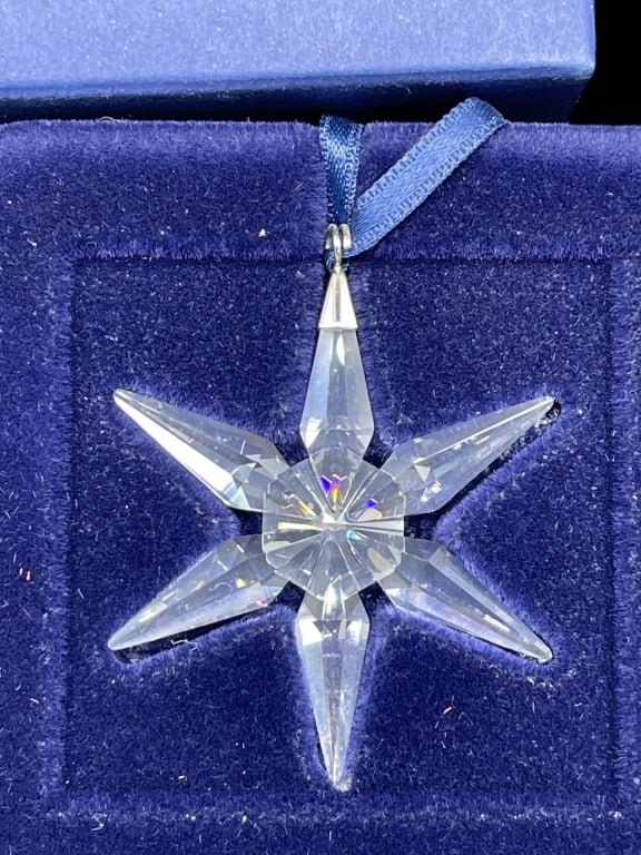 NIB SWAROVSKI CRYSTAL LITTLE STAR ORNAMENT: NIB SWAROVSKI CRYSTAL LITTLE STAR ORNAMENT -NEW! NIB -LITTLE STAR ORNAMENT -APPROX 1.5" -ORIGINAL RETAIL $25 -JA 110824 #10 ***Please note that due to limited storage space, all items must be picked u
