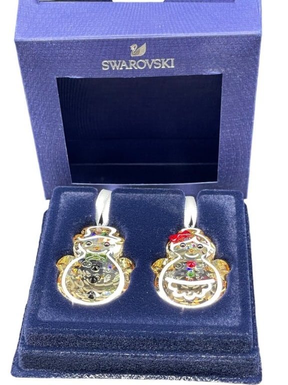 NIB SWAROVSKI CRYSTAL GINGERBREAD COUPLE ORNAMENT: NIB SWAROVSKI CRYSTAL GINGERBREAD SNOWMAN COUPLE ORNAMENT -ORIGINAL $119 -NEW! NIB -DP11824 ***Please note that due to limited storage space, all items must be picked up within 14 days of the auction'