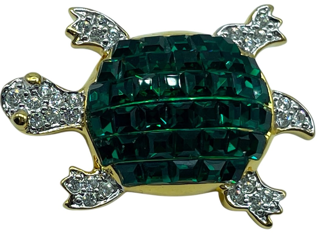K.J.L. KENNETH JAY LANE CRYSTAL TURTLE BROOCH: VINTAGE K.J.L. KENNETH JAY LANE TURTLE CRYSTAL ENAMEL BROOCH - COMES WITH DUST BAG -VERY GOOD PRE OWNED CONDITION -DP102524