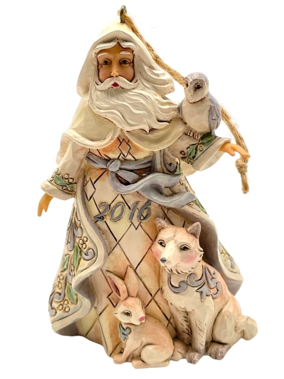 JIM SHORE WHITE WOODLAND 2016 SANTA ORNAMENT: JIM SHORE WHITE WOODLAND 2016 SANTA ORNAMENT -VERY GOOD CONDITION -HANGING ORNAMENT -APPROX 4.5" TALL -JA 111324 #6 ***Please note that due to limited storage space, all items must be picked up within