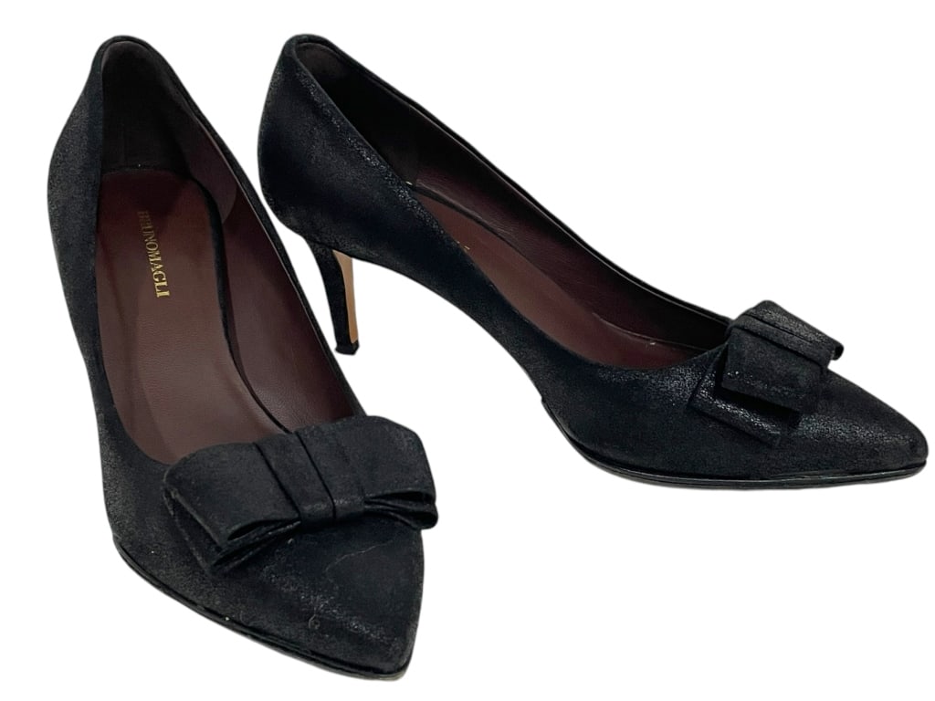 BRUNOMAGLI BLACK BOW HEELS SZ 37: BRUNOMAGLI BLACK BOW HEELS SZ 37 -VERY GOOD PRE OWNED CONDITION -COMES WITH DUSTBAG -SIZE 37 -JA 111424 ***Please note that due to limited storage space, all items must be picked up within 14 days of