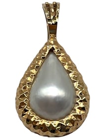 ST. JOHN VINTAGE GOLD PEARL PENDANT 1"