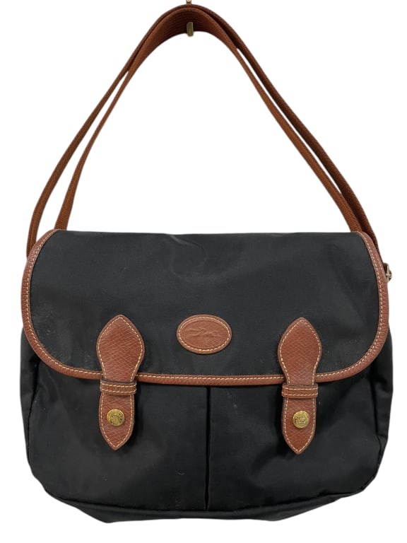 LONGCHAMP VINTAGE LE PLIAGE MESSENGER BAG BLACK: LONGCHAMP VINTAGE LE PLIAGE MESSENGER BAG BLACK -GOOD PRE OWNED CONDITION, SOME STAINS AND GENERAL WEAR -BAG 13" X 9" -HANDLE 9" AND 15" EXTENDED -JA 111424 ***Please note that due to limited storage 