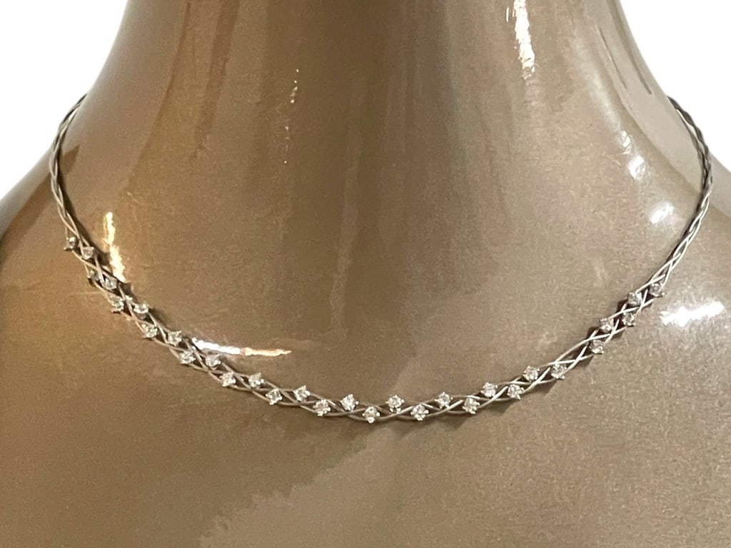 BRAIDED SIVER CORD TWIST CHOKER W GEMS 15.5": BRAIDED SIVER CORD TWIST CHOKER W DIAMOND STYLE GEMS -15.5" TOTAL LENGTH -VERY GOOD PRE OWNED CONDITION -DP111524