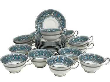 30 PIECE WEDGWOOD FLORENTINE TEA CUP & SAUCER SET