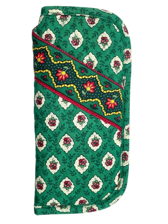 VINTAGE VERA BRADLEY GREEN FLORAL GLASSES CASE: VINTAGE VERA BRADLEY GREEN FLORAL GLASSES CASE -VERY GOOD PRE OWNED CONDITION -APPROX 7.5" X 3" -JA 111924 ***Please note that due to limited storage space, all items must be picked up within 14 days 