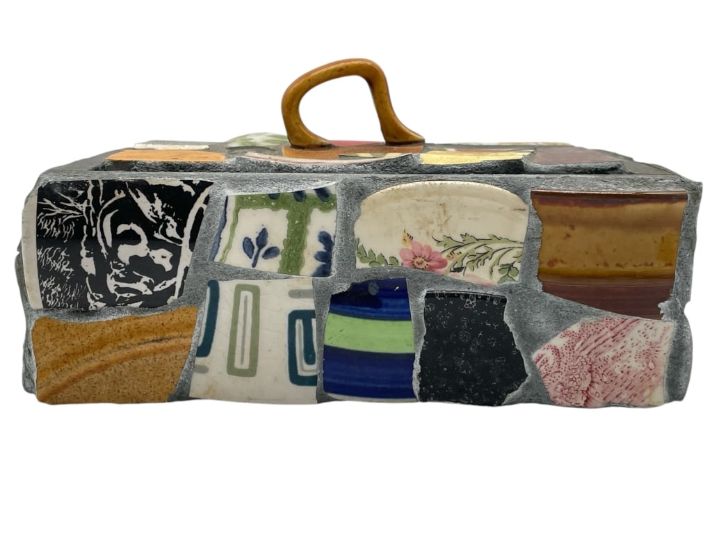 MOSAIC TILE CERAMIC BOX WITH LID: MOSAIC TILE CERAMIC BOX WITH LID -VERY GOOD CONDITION -APPROX 7.5" X 4" -JA 111924 ***Please note that due to limited storage space, all items must be picked up within 14 days of the auction's conclus