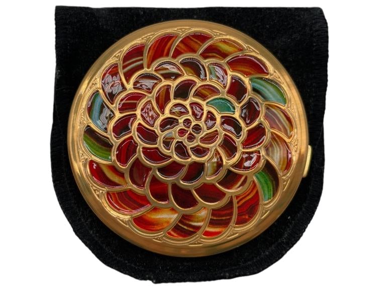 GUERLAIN LES METEORITES VOYAGE COMPACT POWDER: GUERLAIN LES METEORITES VOYAGE COMPACT POWDER -VERY GOOD CONDITION -APPROX 2.75" -WITH FABRIC CASE -JA 112024 #10 ***Please note that due to limited storage space, all items must be picked up within 1