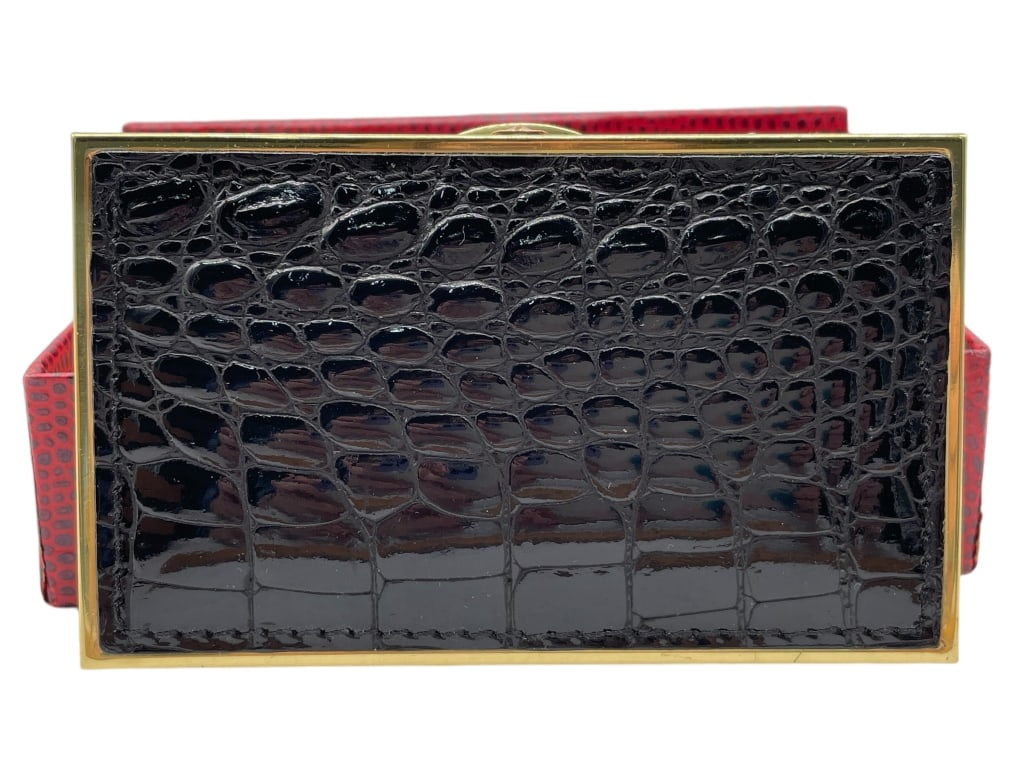VINTAGE RETTA WOLFF CIGARETTE COMPACT: VINTAGE RETTA WOLFF CIGARETTE COMPACT -VERY GOOD CONDITION -MADE IN ITALY -RETTA WOLFF STAMP INSIDE PIECE -BLACK CROC DESIGN ON FRONT -APPROX 3.75" X 2.25" -JA 112024 #10 ***Please note that due to li