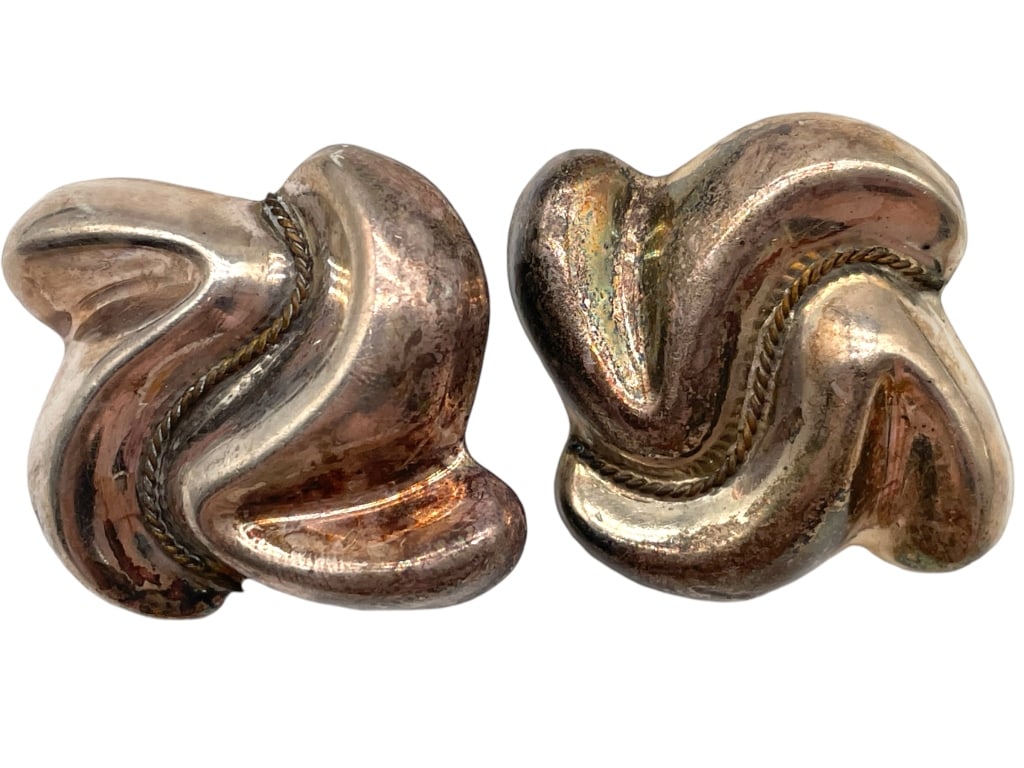 VINTAGE 925 STERLING LG STUD EARRINGS 18.91G: VINTAGE 925 STERLING LG STUD EARRINGS 18.91G -VERY GOOD CONDITION -925 STAMP -18.91G -APPROX 1" -JA 112524 FRONT ***Please note that due to limited storage space, all items must be picked up within 14