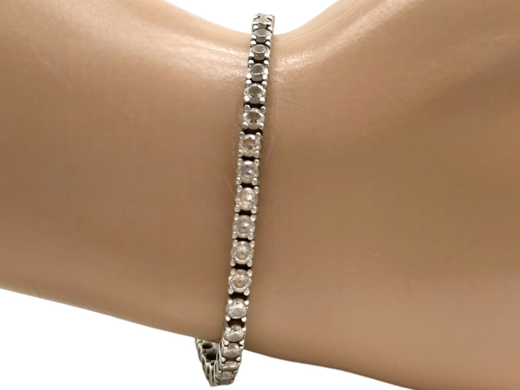 925 STERLING SILVER TENNIS BRACELET 10.00G: 925 STERLING SILVER TENNIS BRACELET 10.00G -VERY GOOD CONDITION -925 STAMP -10.00G -APPROX 7.5" -JA 112524 FRONT ***Please note that due to limited storage space, all items must be picked up within 14