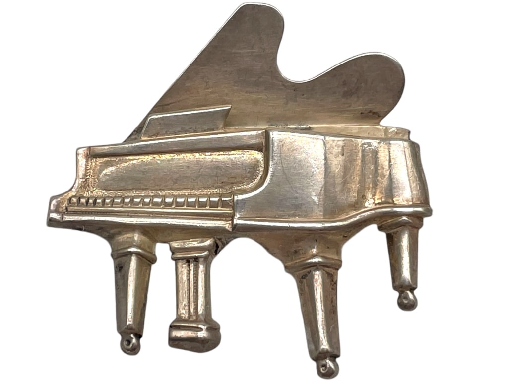 VINTAGE DECO BEAU STERLING GRAND PIANO BROOCH 3.4G: VINTAGE DECO BEAU STERLING GRAND PIANO BROOCH 3.40G -VERY GOOD CONDITION -BEAU STERLING STAMP -3.40G -APPROX 1" -JA 112524 FRONT ***Please note that due to limited storage space, all items must be pic
