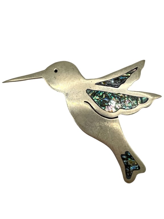 VINTAGE SILVER ABALONE HUMMINGBIRD BROOCH 9.13G: VINTAGE SILVER AND ABALONE HUMMINGBIRD BROOCH 9.13G -VERY GOOD CONDITION -9.13G -APPROX 2.5" -JA 112524 FRONT ***Please note that due to limited storage space, all items must be picked up within 14 da
