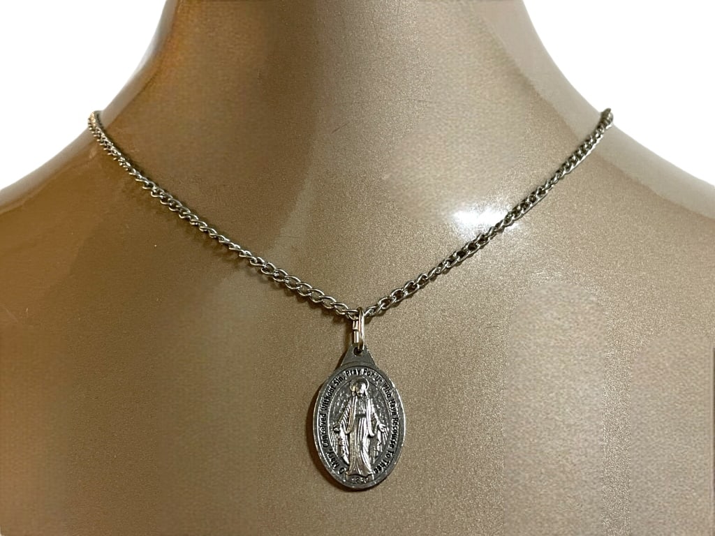 SILVER NECKLACE WITH MARY 1830 DATE PENDANT: SILVER NECKLACE WITH MARY 1830 DATE PENDANT -VERY GOOD PRE OWNED CONDITION -APPROX 20" LONG -TWO SIDED PENDANT -JA 110624 FRONT ***Please note that due to limited storage space, all items must be pick