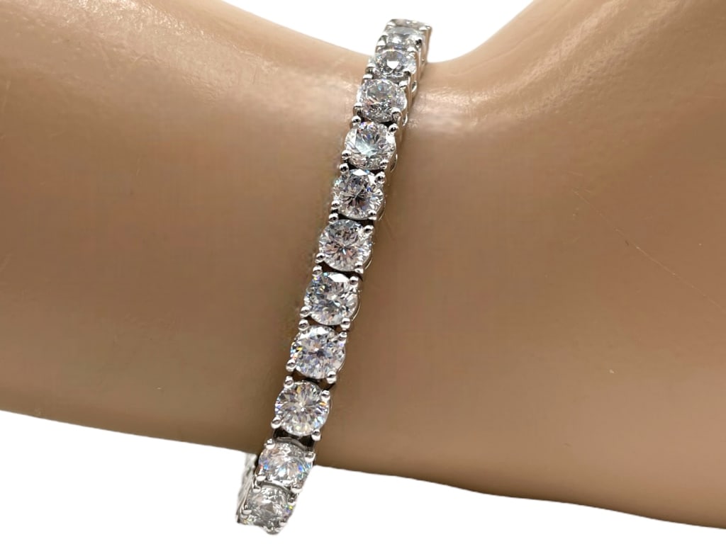 925 STERLING TENNIS BRACELET 22.65G: 925 STERLING TENNIS BRACELET 22.65G -VERY GOOD CONDITION -925 STAMP, THAILAND STAMP -APPROX 7" LONG -JA 120224 FRONT ***Please note that due to limited storage space, all items must be picked up withi