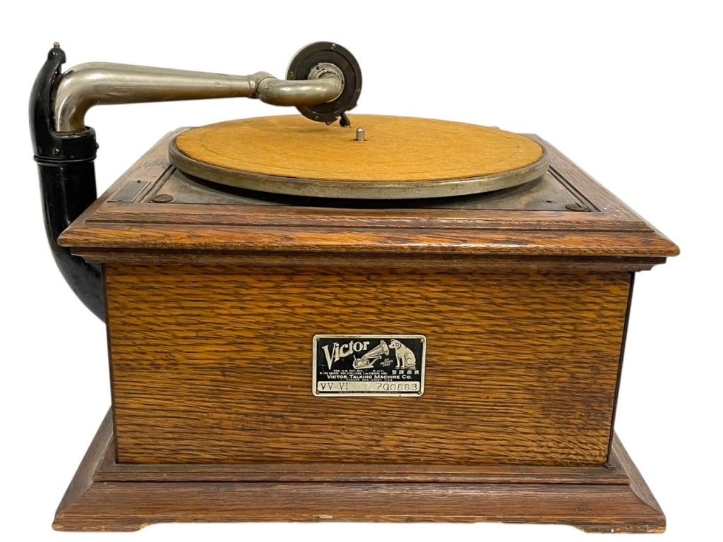 ANTIQUE VICTOR IV VV TALKING MACHINE PHONOGRAPH: ANTIQUE VICTOR IV VV TALKING MACHINE PHONOGRAPH 700883 -11" X 15" X 15" APPROX -VERY GOOD PREOWNED CONDITION -DP12324