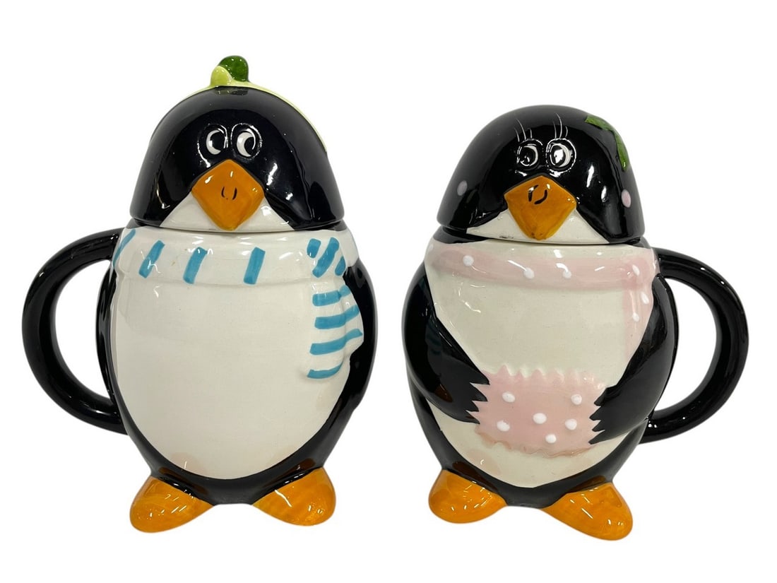 LIDDED HIS AND HER PENGUIN COUPLE CERAMIC MUGS: LIDDED HIS AND HER PENGUIN COUPLE MUGS -5" EACH APPROX -VERY GOOD PRE OWNED CONDITION -DP12224 - ***Please note that due to limited storage space, all items must be picked up within 14 days of the auc