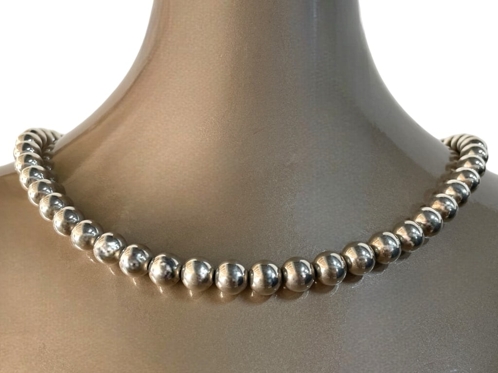 STERLING VINTAGE MIRRORED BEAD NECKLACE 62.29G: STERLING VINTAGE MIRRORED BEAD NECKLACE 62.29G -VERY GOOD CONDITION -APPROX 12" -925 STAMP -JA 120224 FRONT ***Please note that due to limited storage space, all items must be picked up within 14 days