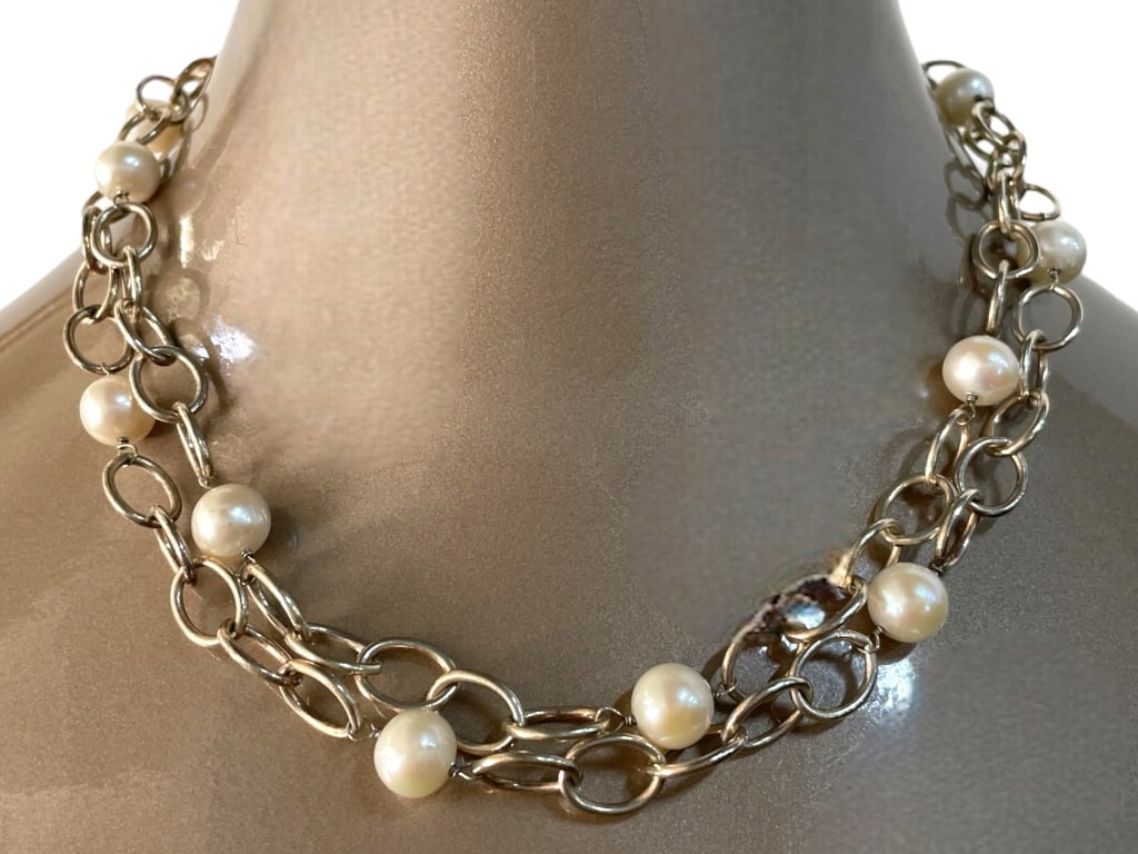 VINTAGE STERLING AND PEARL LAYERED NECKLACE: VINTAGE STERLING AND PEARL LAYERED NECKLACE -VERY GOOD CONDITION -COMES WITH BOX -925 STAMP -APPROX 8.5" -JA 120224 FRONT ***Please note that due to limited storage space, all items must be picked up 