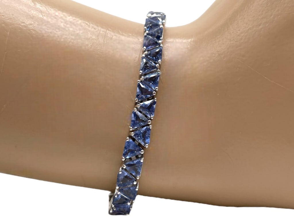STERLING AND TANZANITE BRACELET 13.62G: STERLING AND TANZANITE BRACELET 13.62G -VERY GOOD CONDITION -925 STAMP -13.62G -APPROX 7" -JA 120224 FRONT ***Please note that due to limited storage space, all items must be picked up within 14 days 