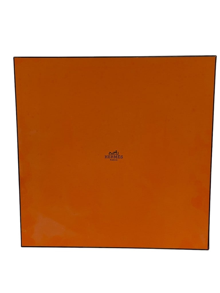 AUTHENTIC HERMES STORAGE GIFT BOX BOX 7X17X17: AUTHENTIC HERMES STORAGE GIFT BOX -7" X 17" X 17" APPROX -GOOD PRE OWNED CXONDITION -DP12324 ***Please note that due to limited storage space, all items must be picked up within 14 days of the auction