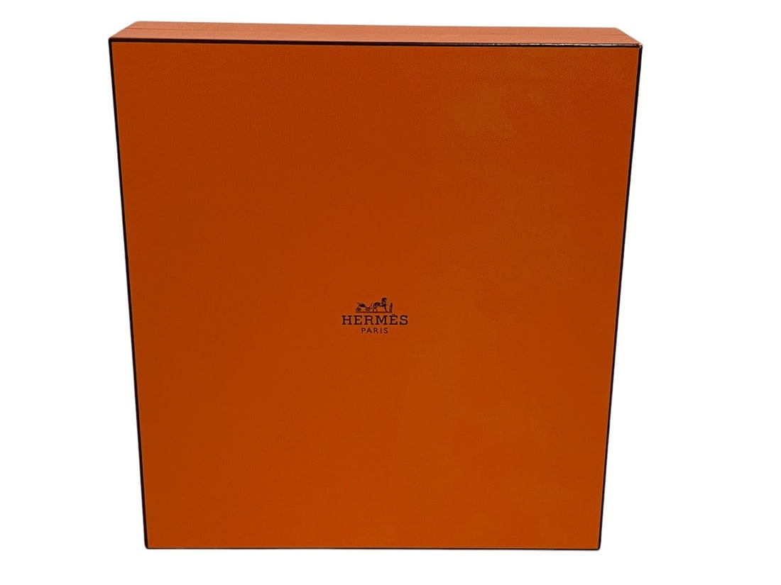 AUTHENTIC HERMES STORAGE GIFT BOX 2 X 7.5 X8: AUTHENTIC HERMES STORAGE GIFT BOX -2" X 7.5" X 8" APPROX -GOOD PRE OWNED CXONDITION -DP12324 ***Please note that due to limited storage space, all items must be picked up within 14 days of the auction
