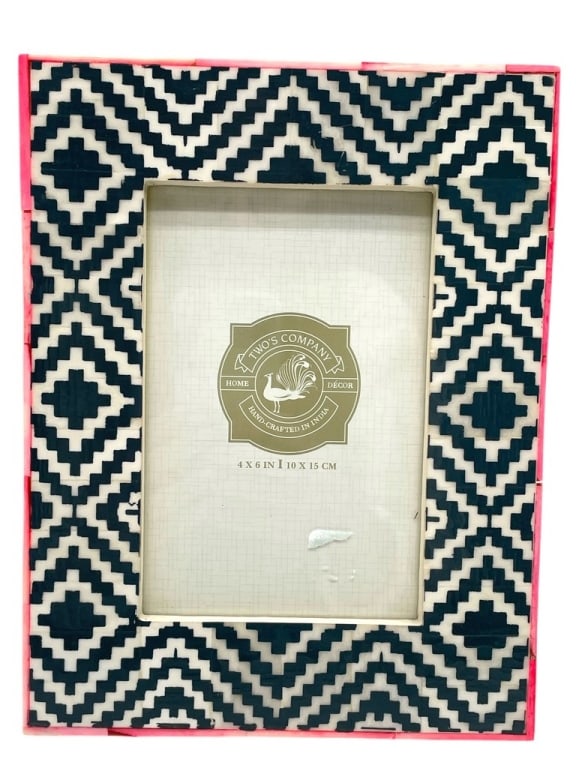 TWO'S COMPANY 4X6 PINK AND BLACK PHOTO FRAME: TWO'S COMPANY 4X6 PINK AND BLACK PHOTO FRAME -VERY GOOD CONDITION -4X6 PHOTO -FRAME APPROX 8.5" X 6.5" -JA 120924 ***Please note that due to limited storage space, all items must be picked up within 1