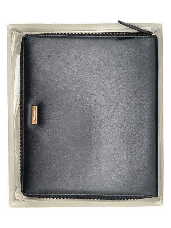 NIB RUSSEL + HAZEL BLACK LEATHER PADFOLIO: NIB RUSSEL + HAZEL BLACK LEATHER PADFOLIO -NIB -APPROX 10" X 8.5" -JA 121024 #10 ***Please note that due to limited storage space, all items must be picked up within 14 days of the auction's conclusio
