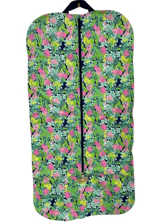 LILY PULITZER PINK AND GREEN FLORAL GARMENT BAG: LILY PULITZER PINK AND GREEN FLORAL GARMENT BAG -VERY GOOD CONDITION -APPROX 20" X 42" -JA 121024 ***Please note that due to limited storage space, all items must be picked up within 14 days of the au