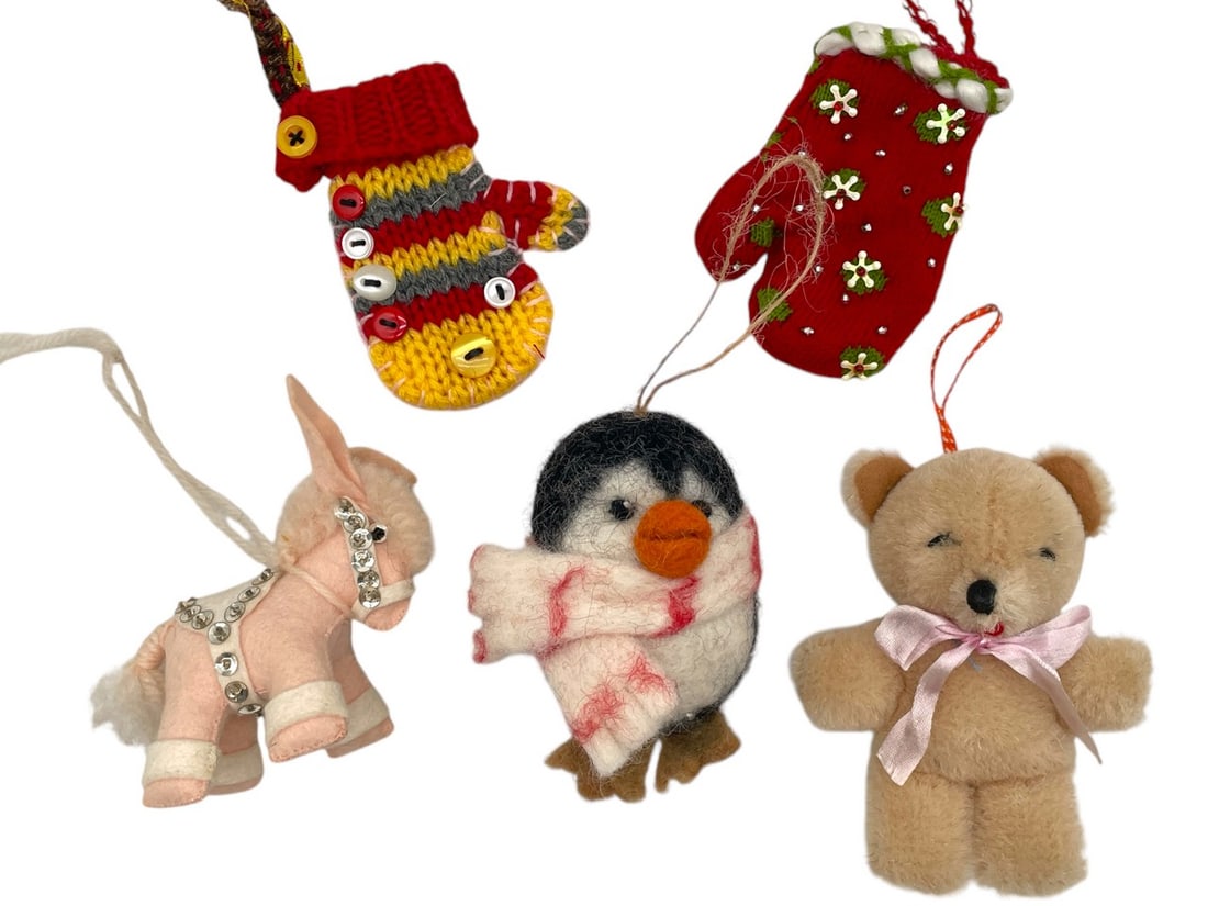 SET OF 5 HOLIDAY ORNAMENTS (D): SET OF 5 HOLIDAY ORNAMENTS (D) -VERY GOOD CONDITION -SET OF 5 -JA 121024 ***Please note that due to limited storage space, all items must be picked up within 14 days of the auction's conclusion or the