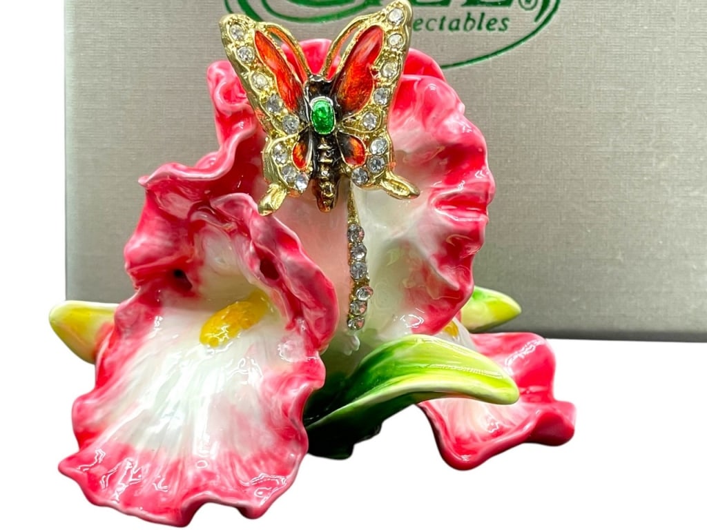 NIB! JEWELED ENAMEL ORCHID FLOWER TRINKET BOX: NEW! JAY STRONGWATER STYLE JEWELED ENAMEL ORCHID FLOWER TRINKET BOX -NEW IN BOX -DP121124 ***Please note that due to limited storage space, all items must be picked up within 14 days of the auction's 