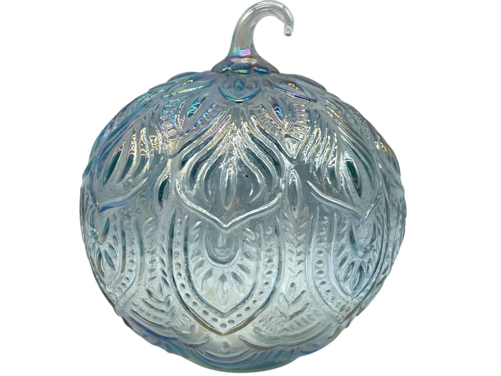 LIGHT BLUE PATTERNED LIGHT UP GLASS PUMPKIN: LIGHT BLUE PATTERNED LIGHT UP GLASS PUMPKIN -VERY GOOD CONDITION -APPROX 9" X 7.5" -JA 121024 ***Please note that due to limited storage space, all items must be picked up within 14 days of the auctio