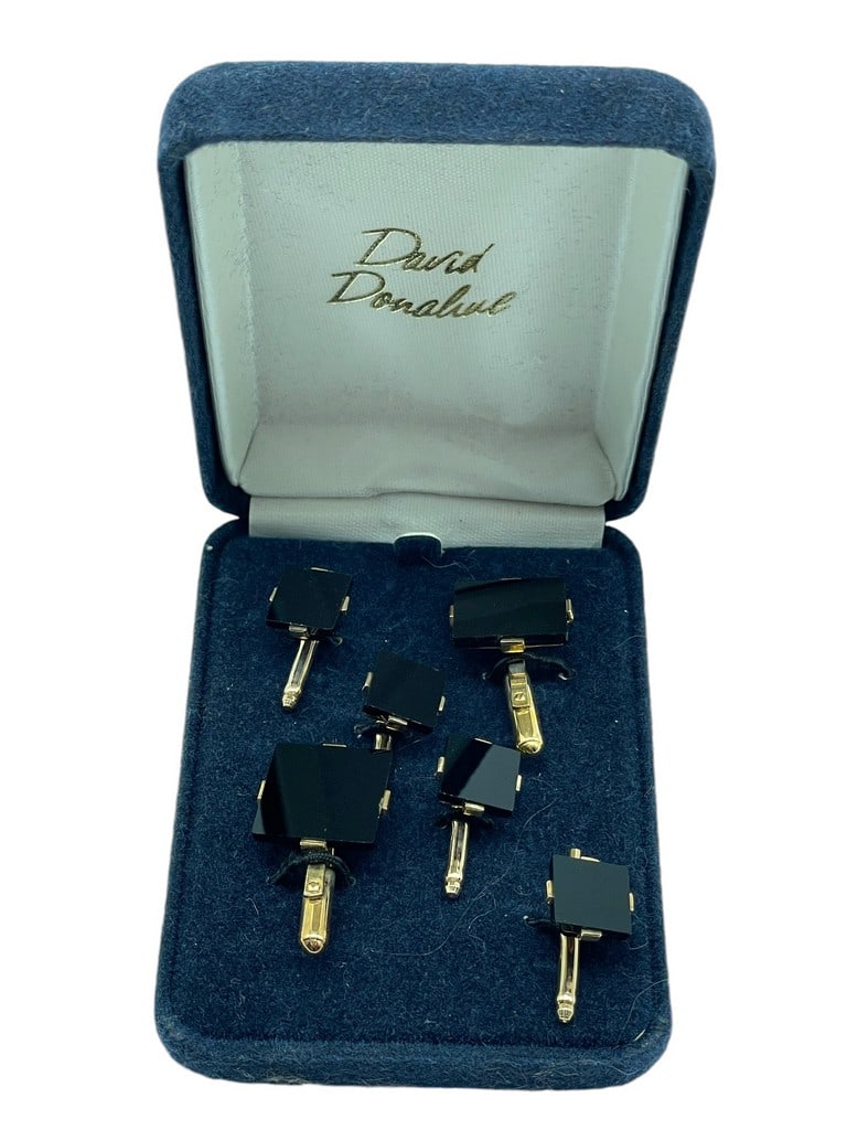 DAVID DONAHUE BLACK ONYX STYLE CUFF LINKS SET: DAVID DONAHUE BLACK ONYX STYLE CUFF LINKS SET W BOX -2 CUFF LINKS -4 BUTTONS -VERY GOOD PRE OWNED CONDITION, MINOR WEAR -DP101524