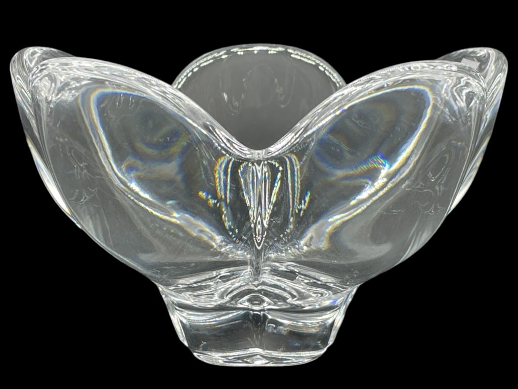 ORREFORS SWEDEN CRYSTAL FIVE PETAL BOWL: ORREFORS SWEDEN CRYSTAL FIVE PETAL BOWL -VERY GOOD CONDITION -ORREFORS SWEDEN STAMP AND STICKER -APPROX 3.5" X 5.5" -JA 111924 #22 ***Please note that due to limited storage space, all items must be p