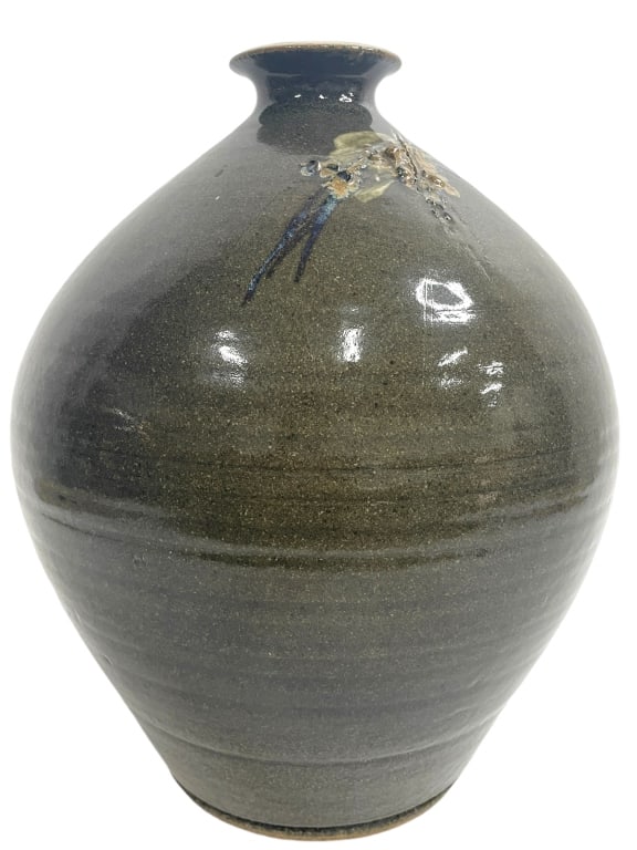 CLAY POTTERY LARGE GREEN URN FLORAL DESIGN STAMPED: CLAY POTTERY LARGE GREEN URN FLORAL DESIGN STAMPED -SIZE H 18" X W 13" -VERY GOOD PRE OWNED -DM92724 #FT