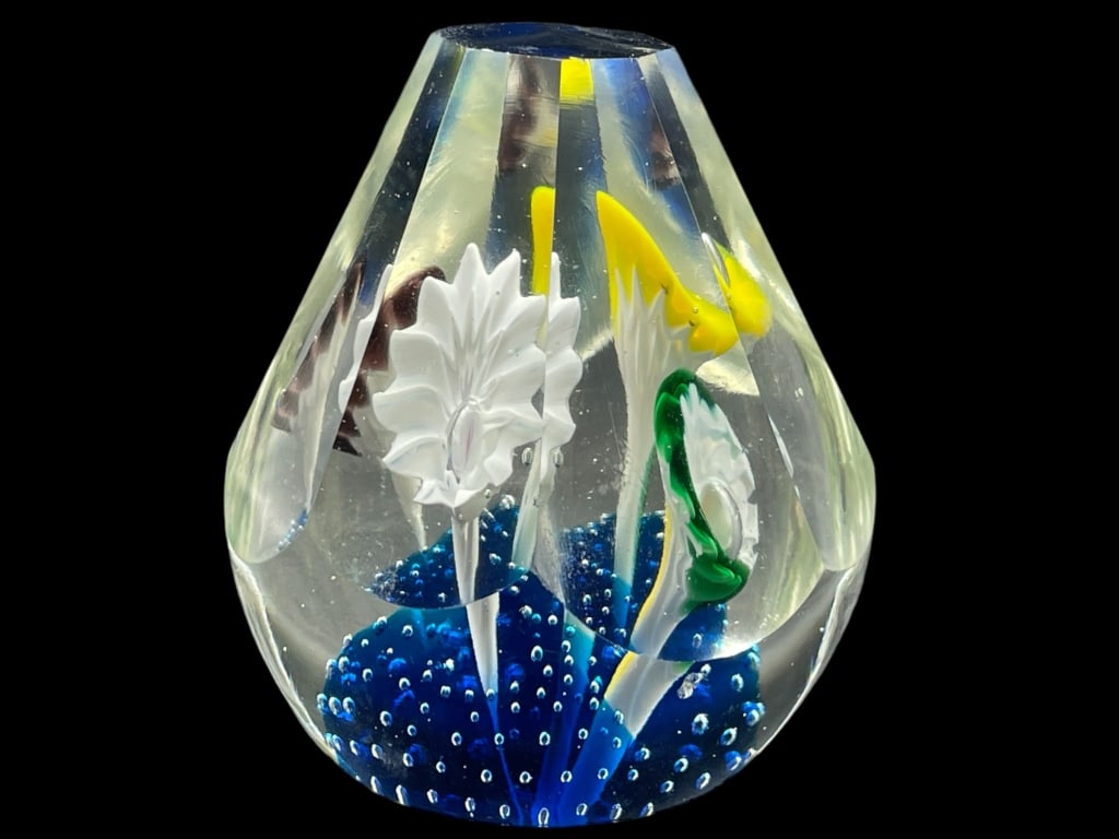 MURANO GLASS ART PAPERWEIGHT: MURANO GLASS ART PAPERWEIGHT -VERY GOOD CONDITION -APPROX 4" TALL -JA 111924 #16 ***Please note that due to limited storage space, all items must be picked up within 14 days of the auction's conclusio