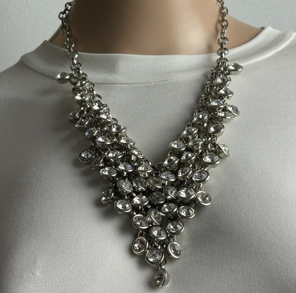 CRYSTAL BIB NECKLACE 11": CRYSTAL BIB NECKLACE 11" APPROX VERY GOOD PREOWNED CONDITION KK 930