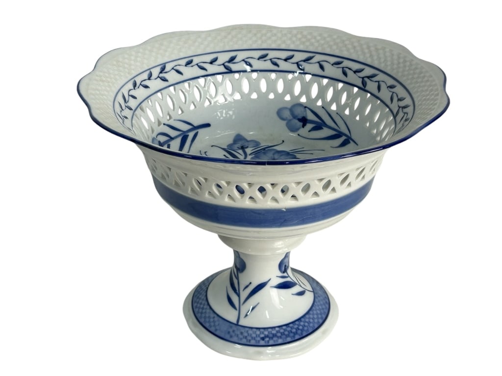 BLUE & WHITE PORCELAIN FLORAL PEDESTAL BOWL: -BLUE & WHITE PORCELAIN FLORAL PEDESTAL BOWL -9" H APPROX -VERY GOOD PREOWNED CONDITION -KK 1014